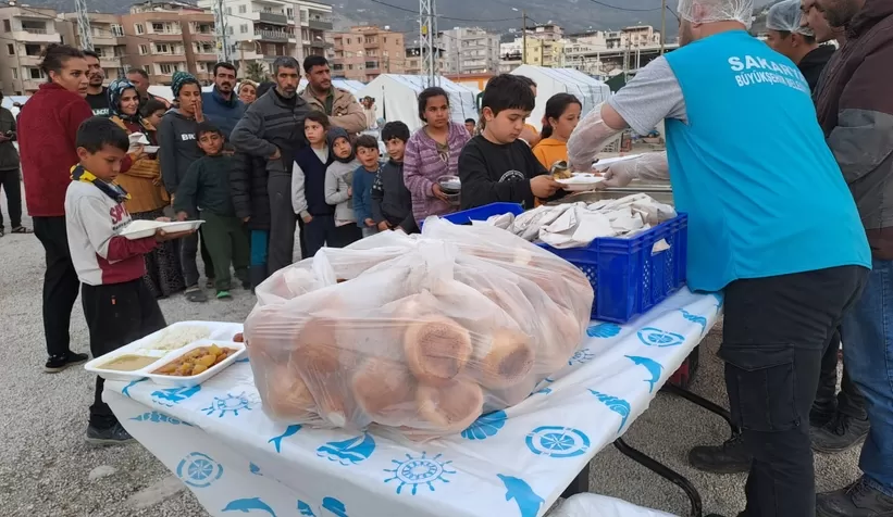 Büyükşehir depremzedeleri iftar ve sahur sofralarında misafir ediyor