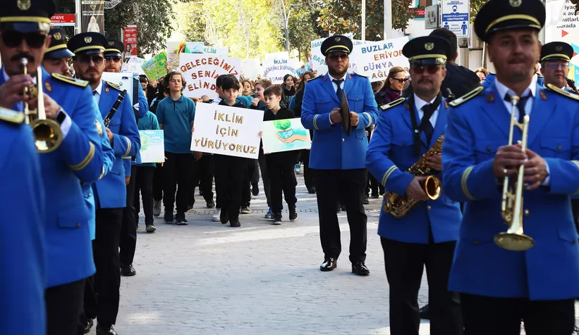 Büyükşehir ekibi ve öğrenciler Çark Caddesi’nde yürüdü