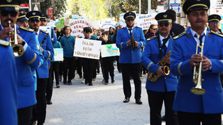 Büyükşehir ekibi ve öğrenciler Çark Caddesi’nde yürüdü