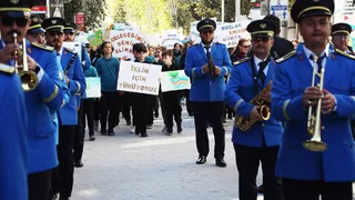 Büyükşehir ekibi ve öğrenciler Çark Caddesi’nde yürüdü