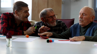 Büyükşehir eli öpülesi yaşlıları hiç unutmuyor