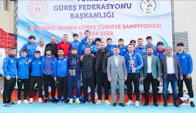 Büyükşehir güreş takımı minderin tozunu attı