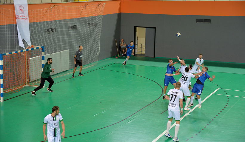 Büyükşehir Hentbol Trabzon’u farkla geçti