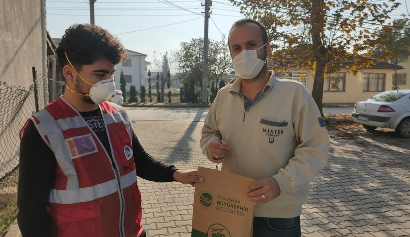 Büyükşehir'in 'Her Eve Maske' dağıtımı sürüyor