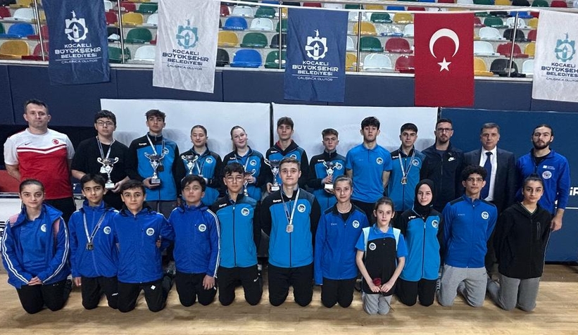 Büyükşehir karate sporcuları durdurulamıyor