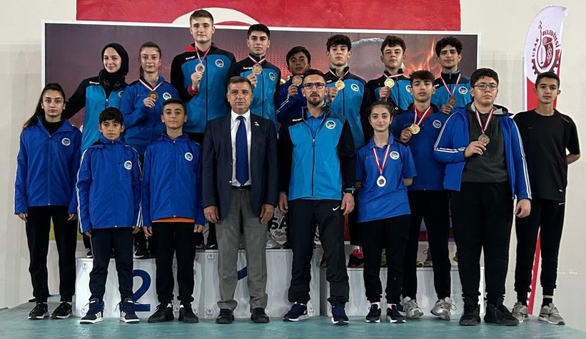 Büyükşehir karate sporcuları madalyaları topladı