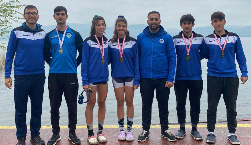 Büyükşehir kürek sporcuları derece ile döndü