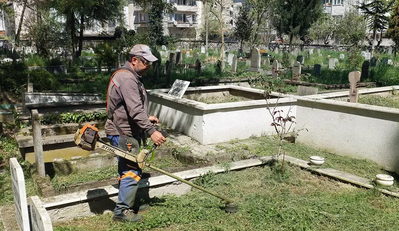 Büyükşehir mezarlıkları bayrama hazırlıyor