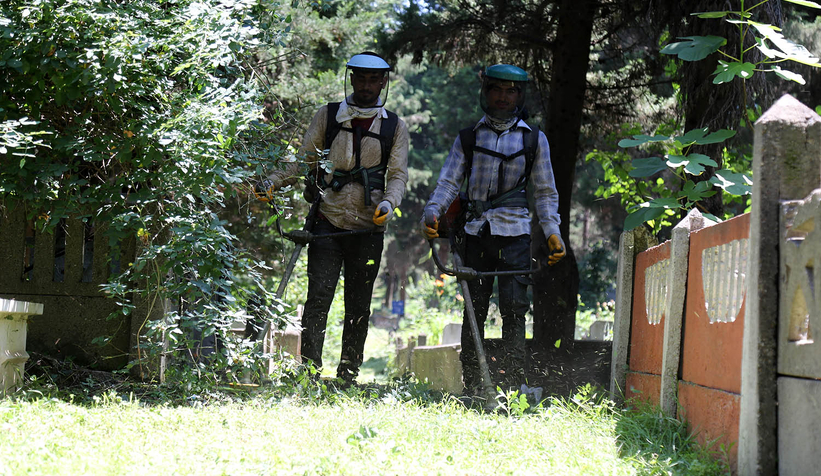 Büyükşehir mezarlıkları bayrama hazırlıyor
