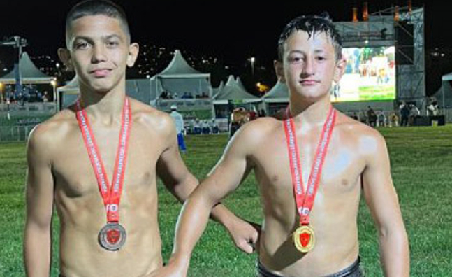 Büyükşehir pehlivanlarının sırtı yere gelmiyor