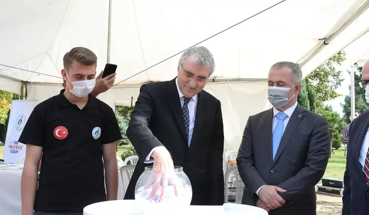 Büyükşehir, SAÜ’de 10 gence kurayla bisiklet hediye etti