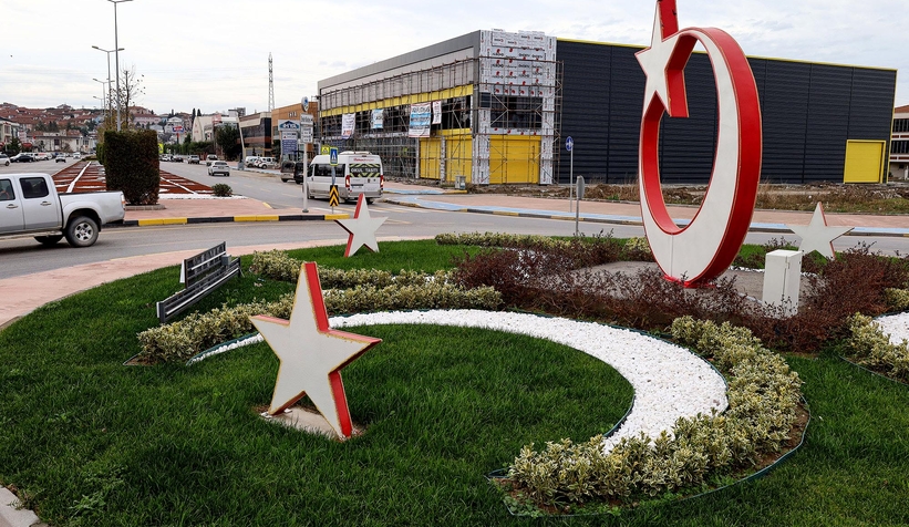 Büyükşehir Şehit İlhan Aras'a ay yıldızla güzellik kattı