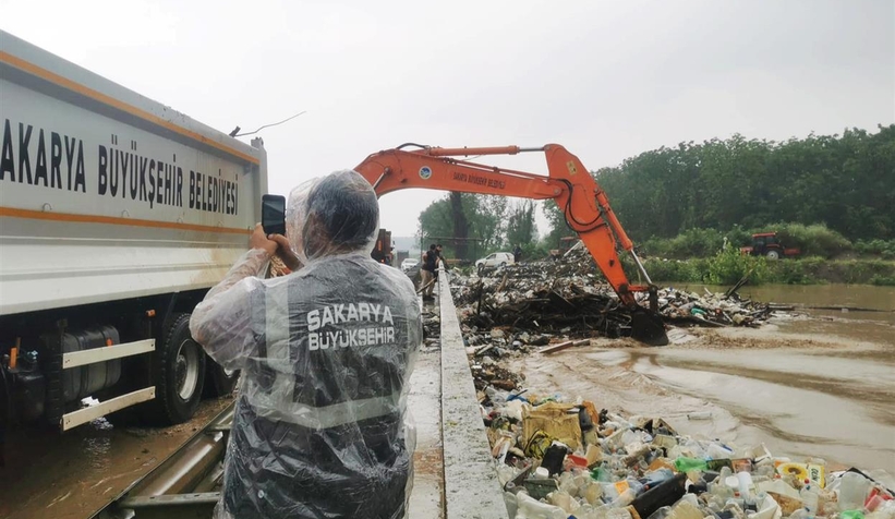 Büyükşehir sel bölgesinde yaraları sarıyor