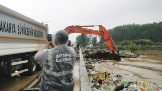 Büyükşehir sel bölgesinde yaraları sarıyor
