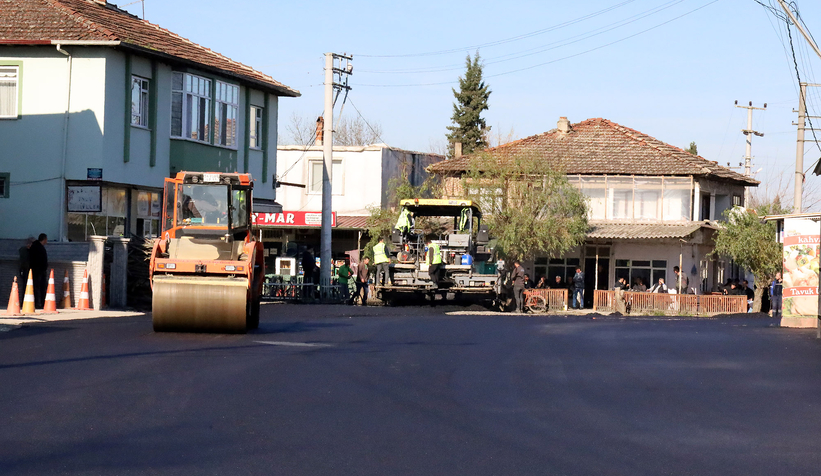 Büyükşehir Şeyhköy ve Çaykışla’yı sıcak asfaltla buluşturdu
