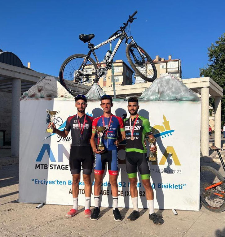 Büyükşehir sporcuları Ay Yıldızlı formayla tozu dumana kattı