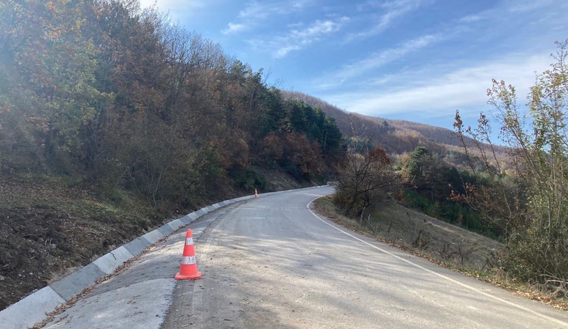 Büyükşehir V Kanal imalatı ile yolları koruyor