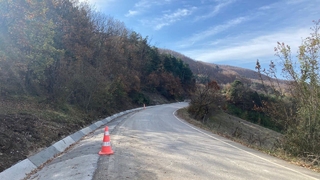 Büyükşehir V Kanal imalatı ile yolları koruyor