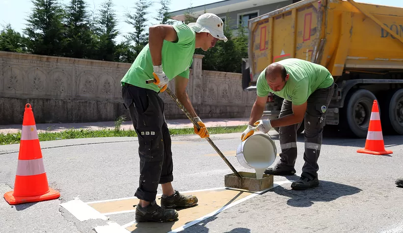 Büyükşehir yaya geçitleri ve bordürleri yeniliyor
