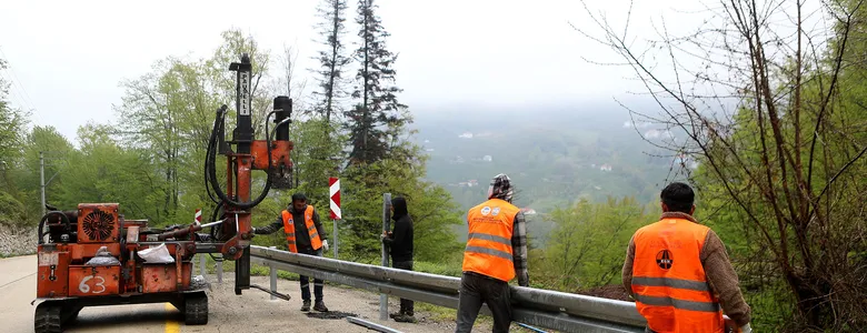 Büyükşehir’den 10 mahalleye çelik bariyer montajı