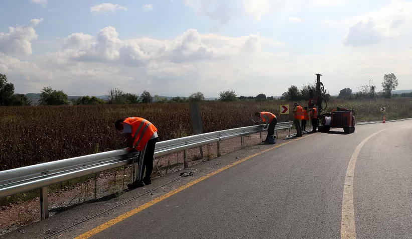 Büyükşehirden 4 kilometrelik çelik bariyer uygulaması 