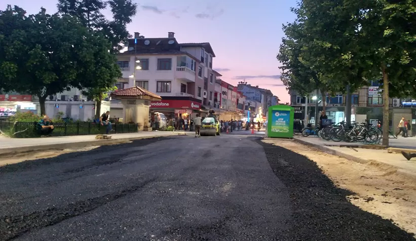 Büyükşehir’den Katlı Pazar bölgesinde asfalt mesaisi