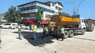 Büyükşehirden kazılan caddeye hızla müdahale