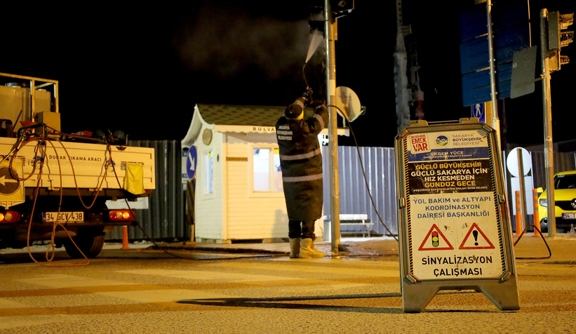 Büyükşehir’den trafik ışıklarında temizlik mesaisi