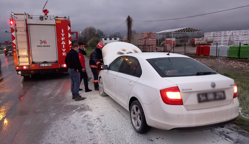 Büyükşehire ait otomobil seyir halinde alev aldı