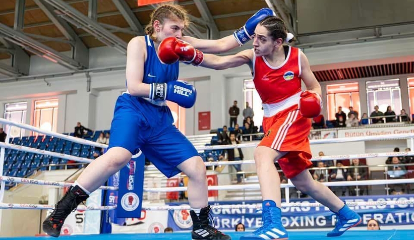  Büyükşehir’in boksörü Ece’den çifte gurur