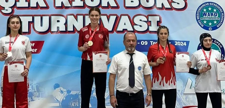 Büyükşehirin kick boksçuları şampiyonaya damga vurdu