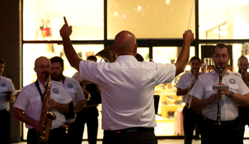 Büyükşehir’in orkestrası neşeyi bu kez Serdivan’a taşıdı