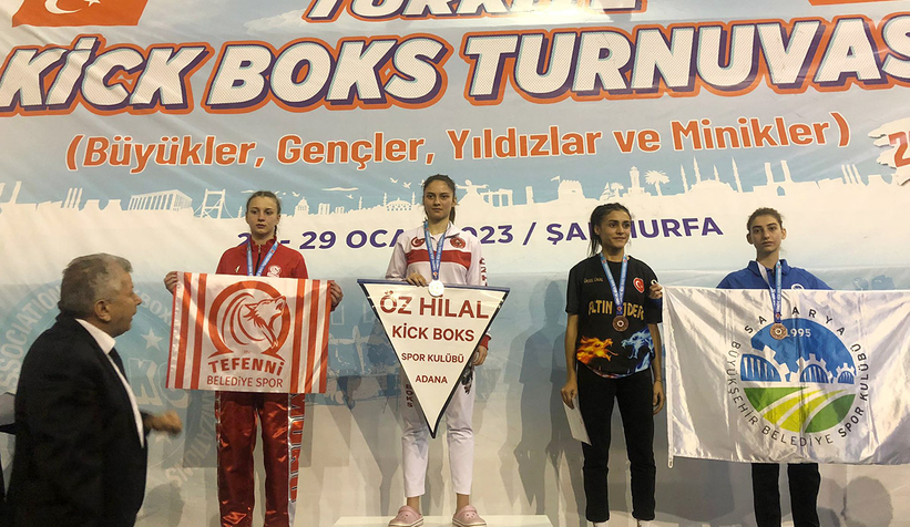 Büyükşehirli sporcular kürsüde