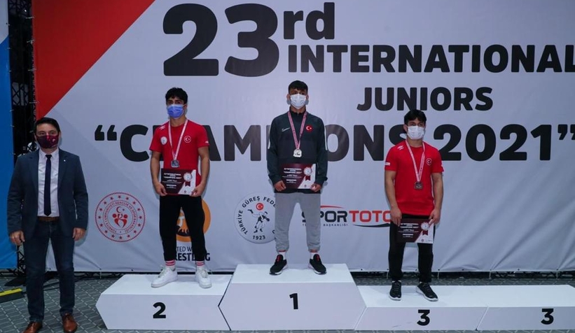 Büyükşehirli sporcular madalyaları göğüsledi