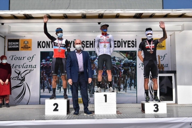 Büyükşehirli sporcular podyuma çıktı