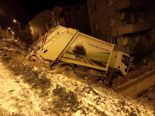 Buzda kayan çöp kamyonu az kalsın eve girecekti