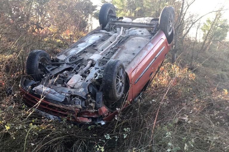 Buzlanan yolda kayıp takla attı