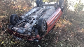 Buzlanan yolda kayıp takla attı