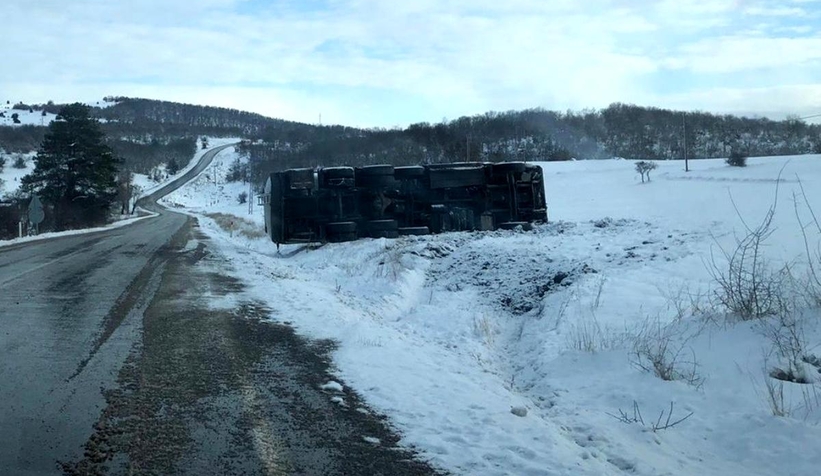Buzlu yolda devrilen tankerin sürücüsü yaralandı