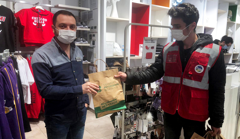 Cadde esnafına ücretsiz maske ve dezenfektan