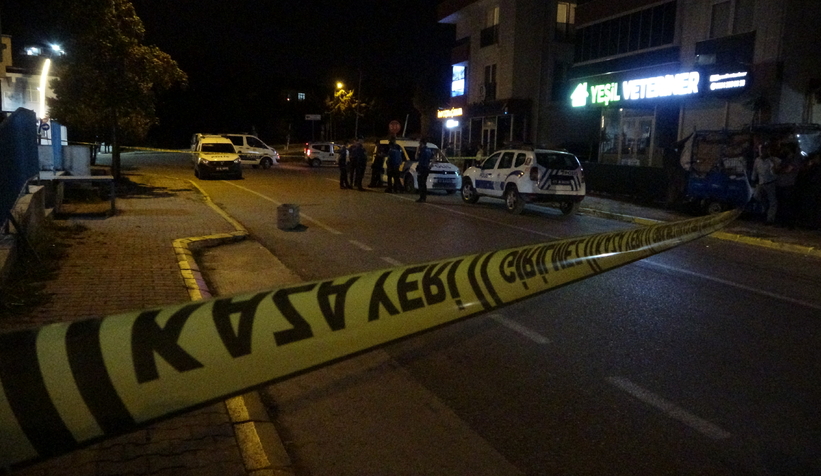 Cadde ortasında kadını öldürdü, ardından kendini vurdu