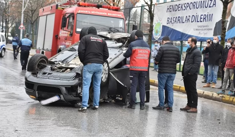 Cadde ortasında takla atıp ters döndü
