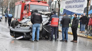 Cadde ortasında takla atıp ters döndü