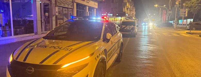 Caddede Can Pazarı! Ticari Araç ile Otomobil Çarpıştı: 3 Yaralı