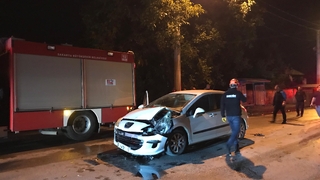 Caddede iki araç çarpıştı: 2 yaralı