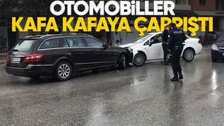 Caddede kafa kafaya çarpıştılar 1 yaralı