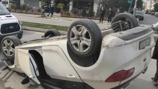 Caddede kaza; ters döndü