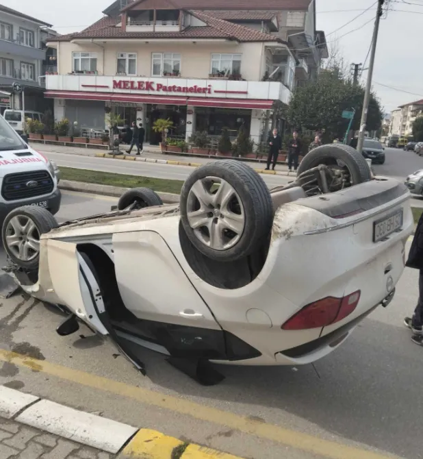 Caddede kaza; ters döndü