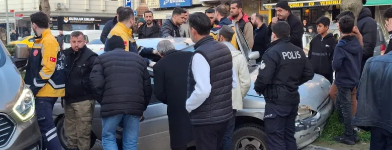 Caddede kaza yaptı, araçtan inmeyip ekiplere direndi