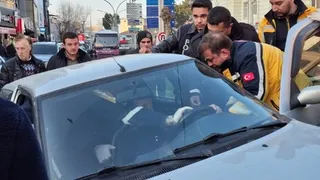 Caddede kaza yaptı, araçtan inmeyip ekiplere direndi